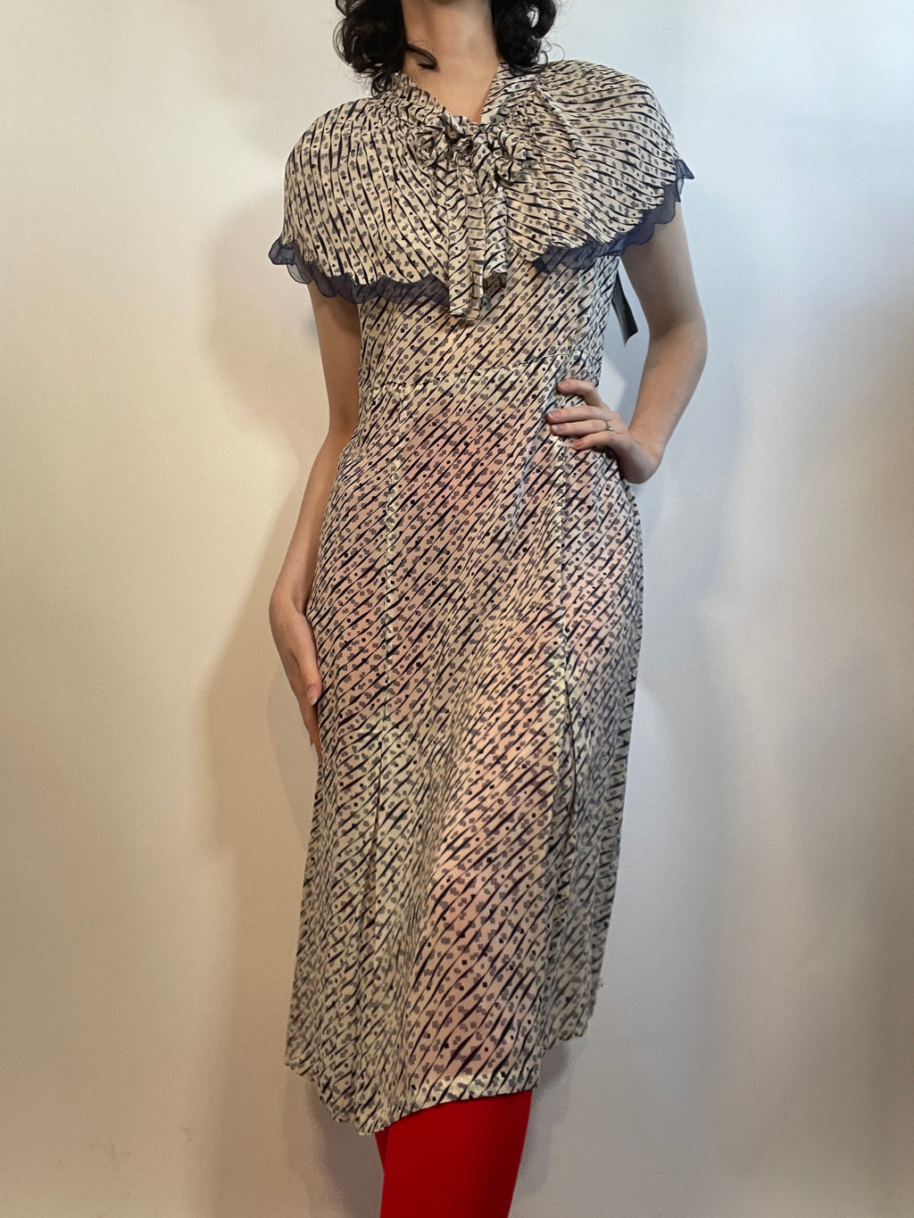 1930s Sheer Silky Dress w/ Scalloped Collar Edge. 36"/31"/44"