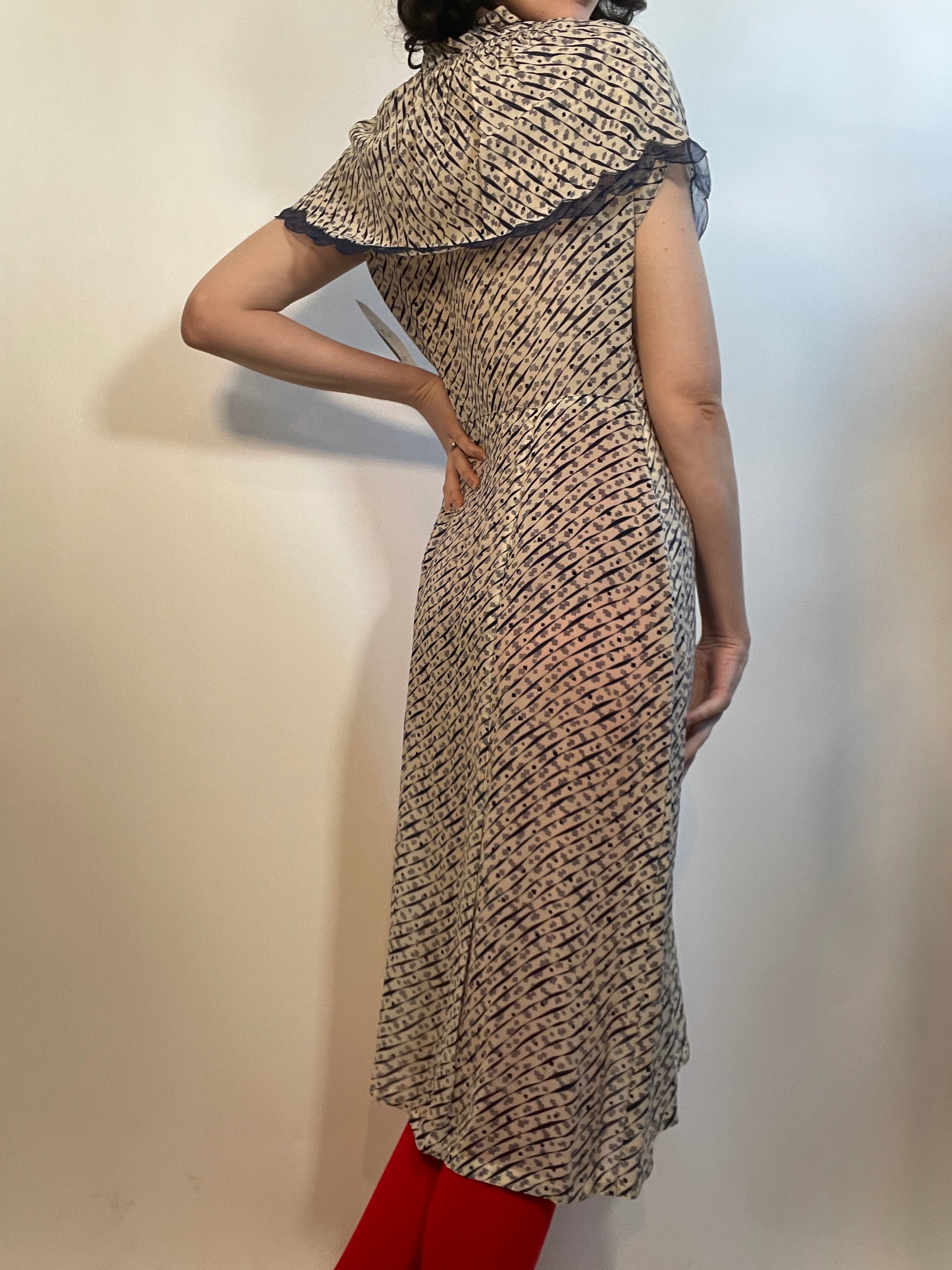 1930s Sheer Silky Dress w/ Scalloped Collar Edge. 36"/31"/44"