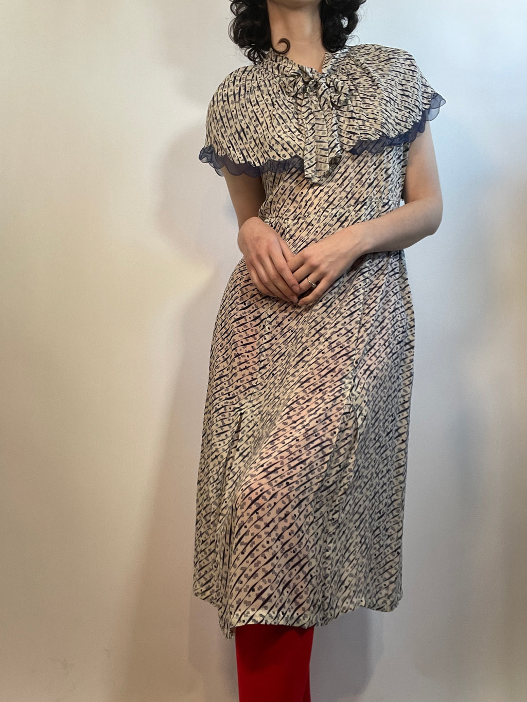 1930s Sheer Silky Dress w/ Scalloped Collar Edge. 36"/31"/44"