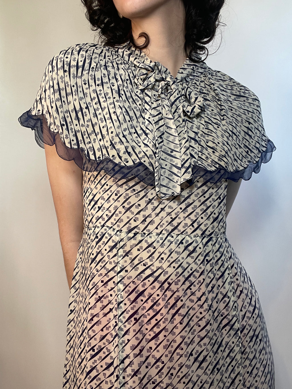 1930s Sheer Silky Dress w/ Scalloped Collar Edge. 36"/31"/44"