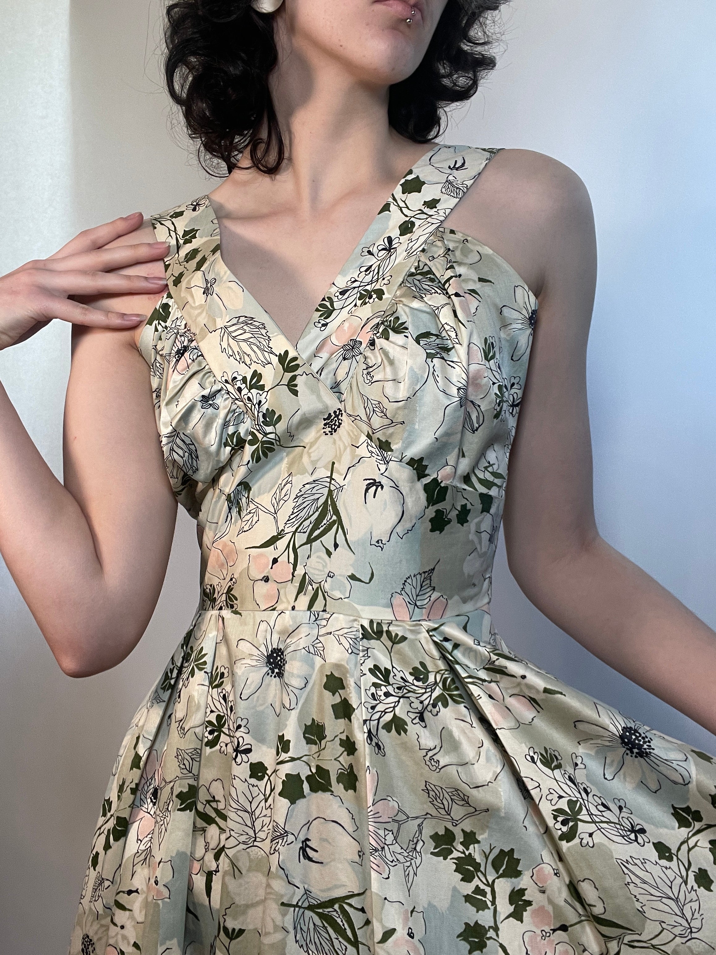 1950s GRACETTE Polished Cotton Floral Sundress. 36"/27"