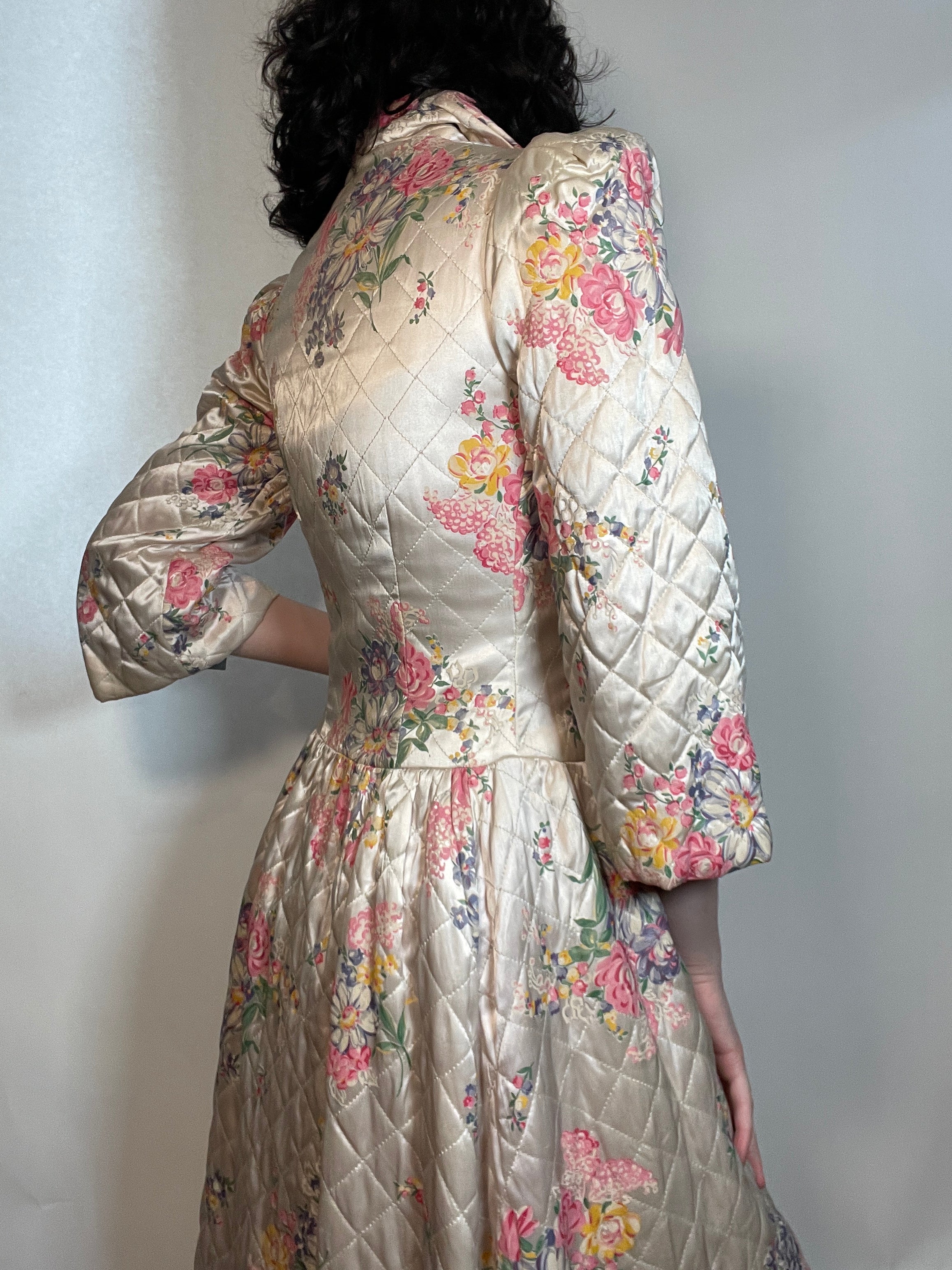 Vtg 40s Quilted Floral Satin Robe/Dress/Coat