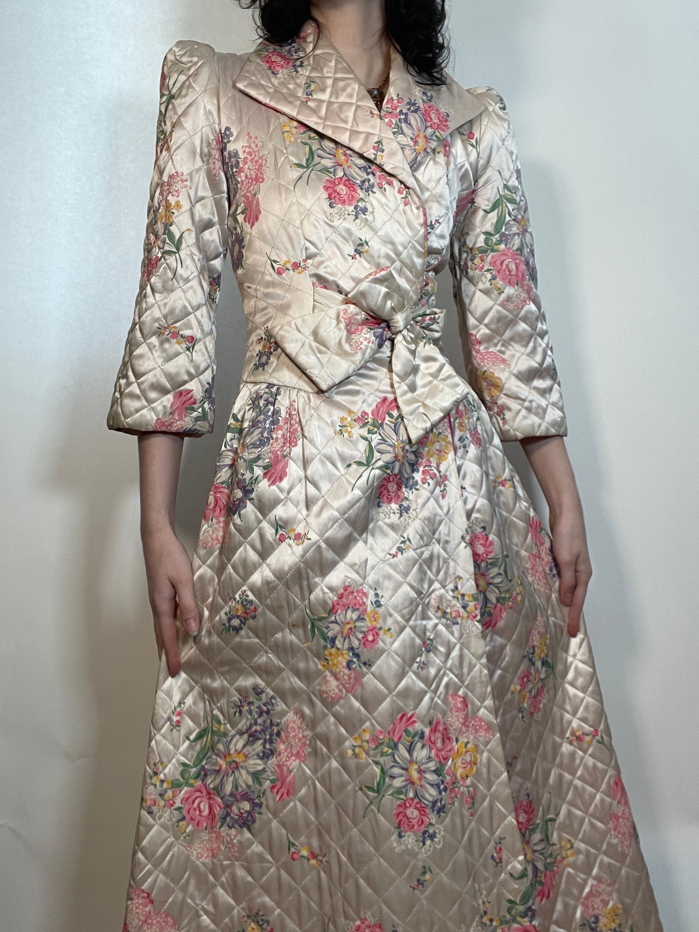 Vtg 40s Quilted Floral Satin Robe/Dress/Coat