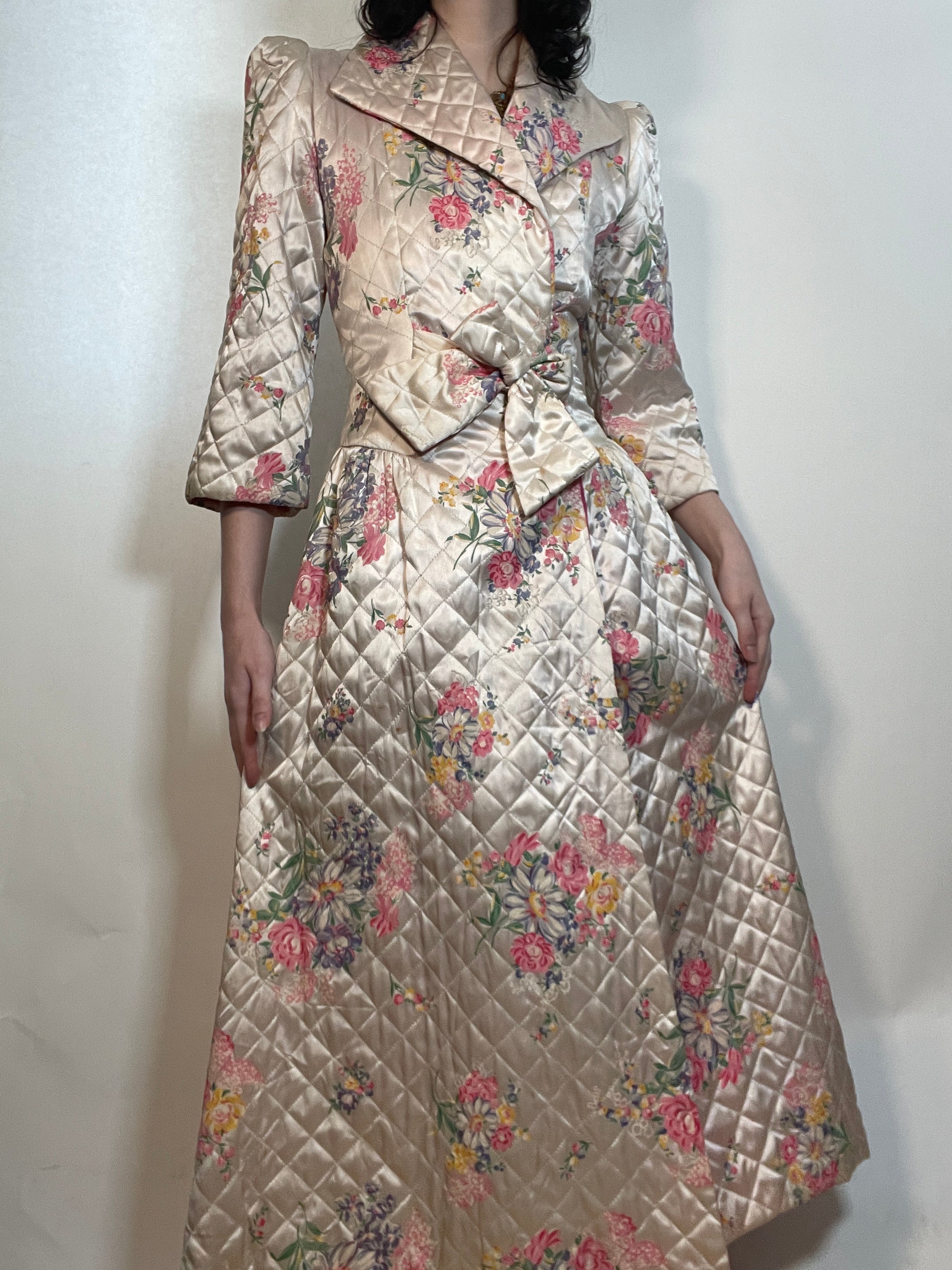 Vtg 40s Quilted Floral Satin Robe/Dress/Coat