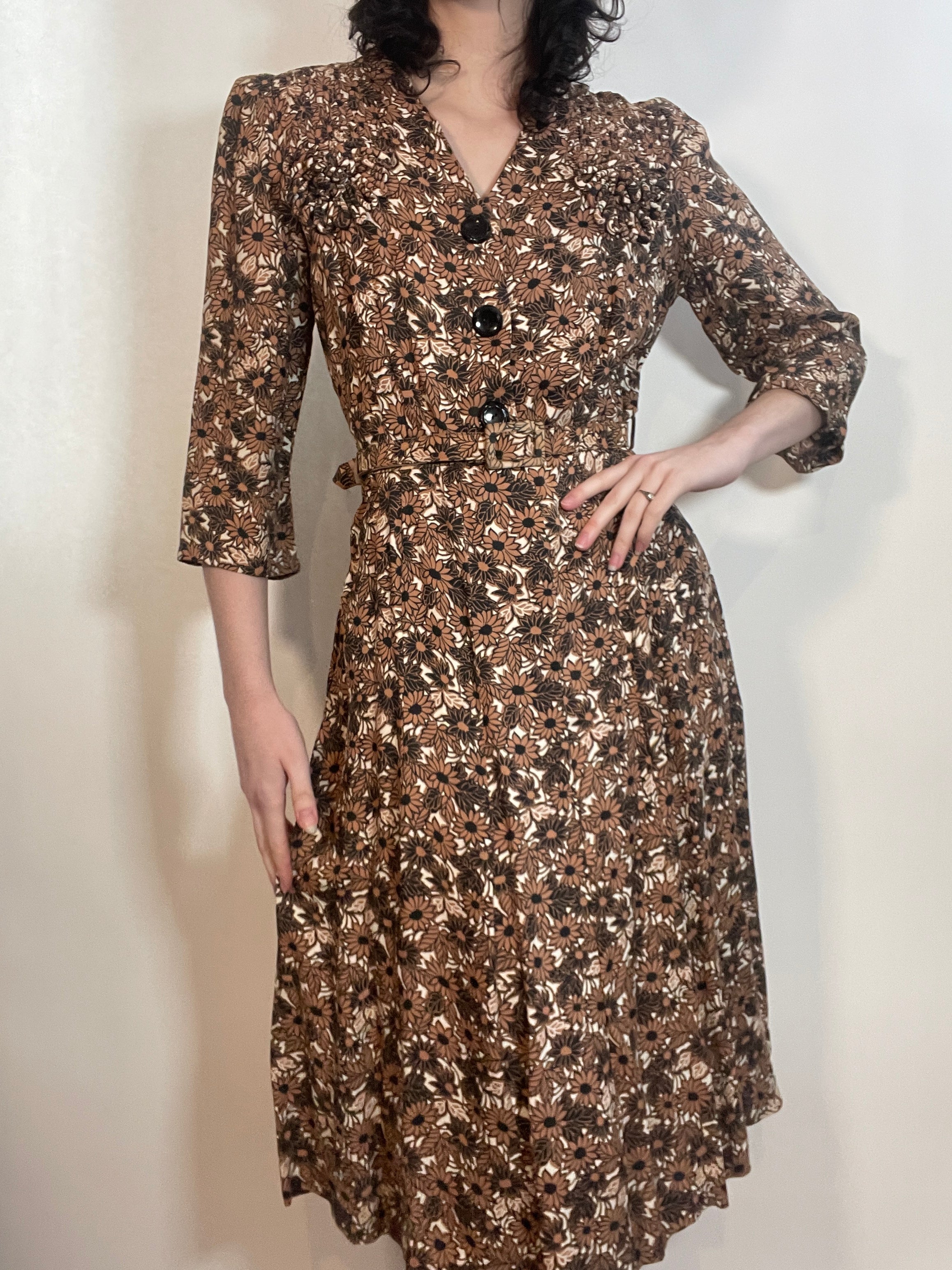 VTG 1940s Brown & Black Floral Rayon DRESS 40"/33"/44"