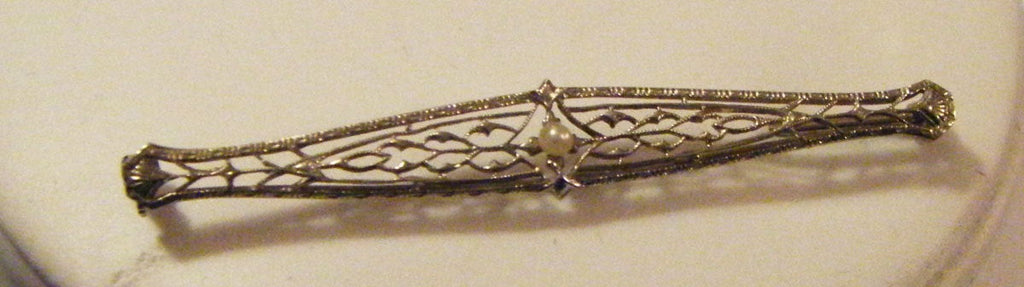 Pretty 14 White Gold Filigree Bar Pin with Pearl, c.1910