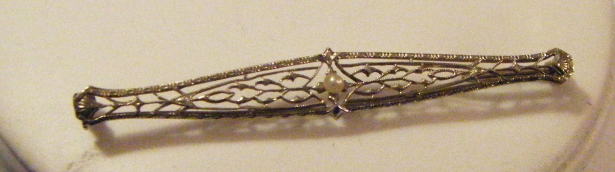 Pretty 14 White Gold Filigree Bar Pin with Pearl, c.1910