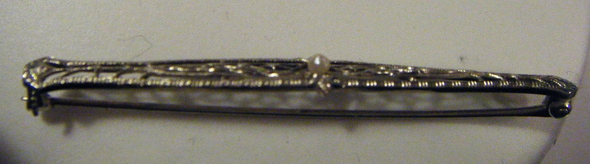 Pretty 14 White Gold Filigree Bar Pin with Pearl, c.1910