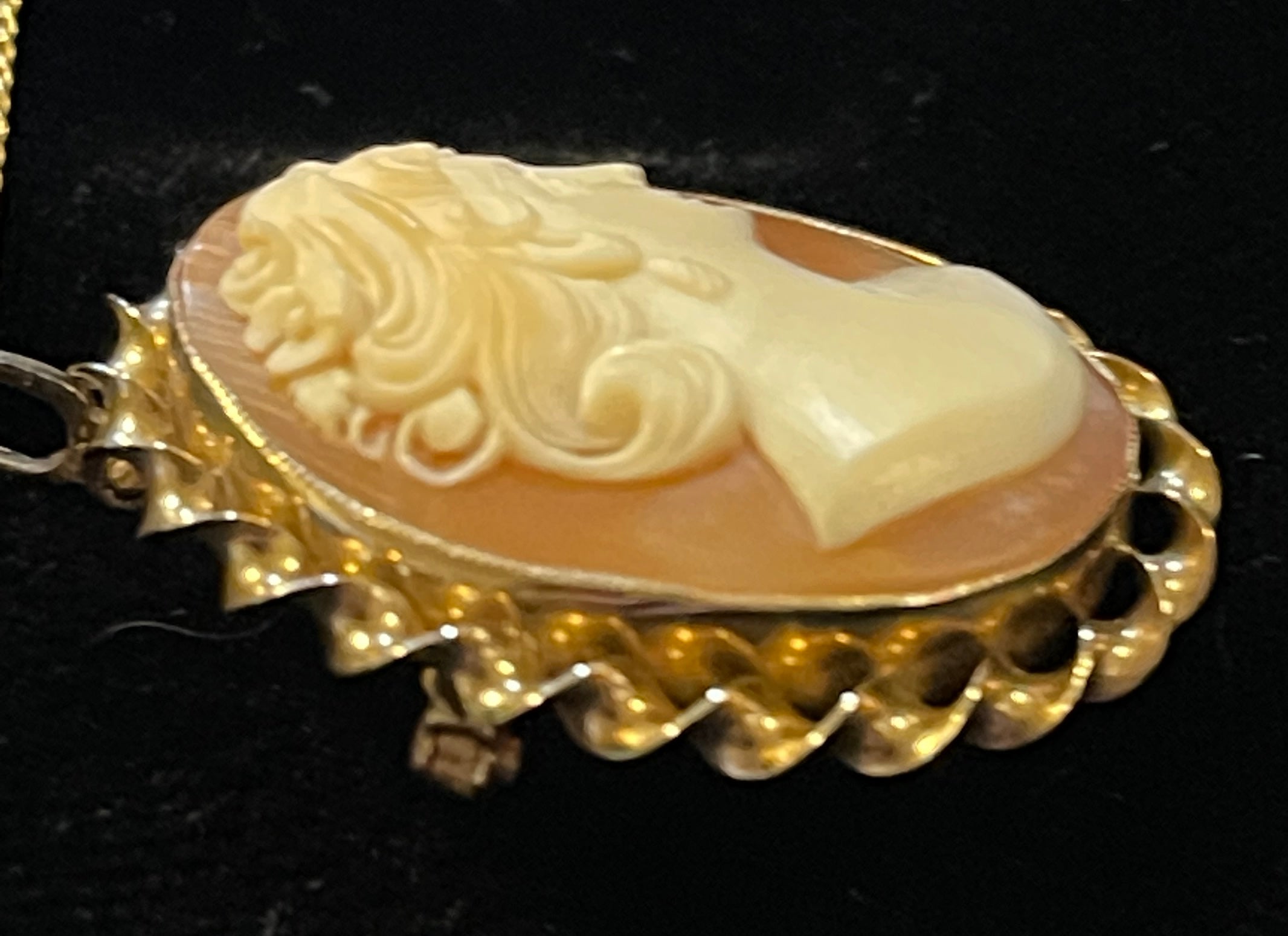 Genuine Cameo 1930s in GOLD, Pin or Pendant